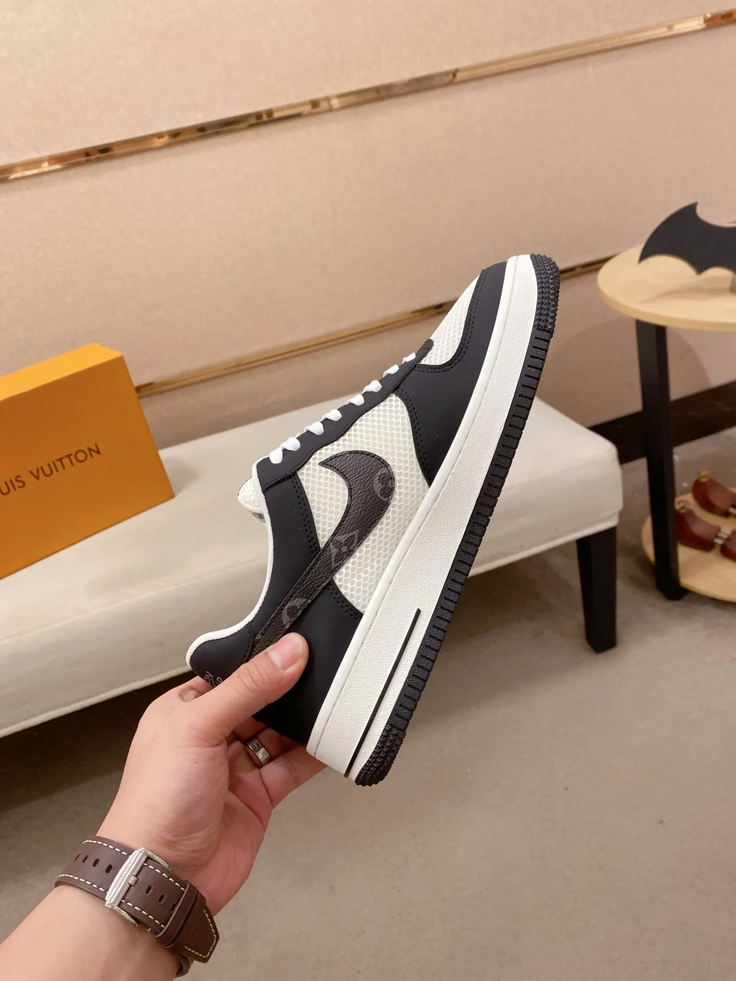 Men's shoes💰 440💰Louis Vuitton (Louis Vuitton/LV) top 🔍🔍 new models are on sale at the same time, the upper 🇮🇹 imported Italian first-layer cowhide, fully imported mesh breathable lining 💪💪, completely 1⃣️compared 1⃣️Reproduction🇮🇹💪💪, ⚠Sole: The original sole is specially provided by the original factory, the exclusive movable molded sole is super comfortable, ⚠Original factory follow-up goods, 🔍🔍high quality, you can enter and leave the counter at will, welcome to compare⚠. Code number: 38-44. Can be customized for 45 non-refundable!